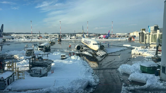 Avioane blocate la sol din cauza zăpezii FOTO Adevărul