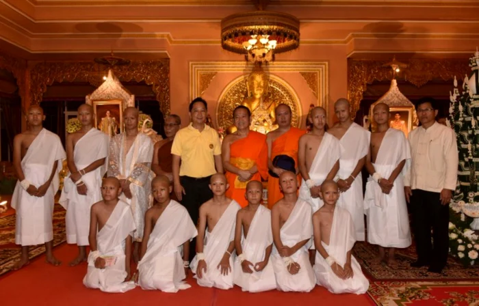 Copiii salvaţi din peşteră la templul budist Phra That Doi Wao FOTO AFP