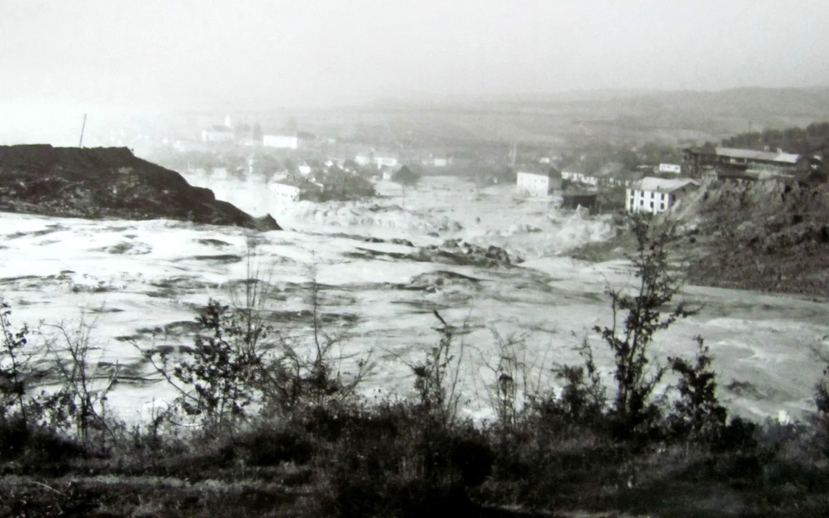 Certejul inundat de valurile de steril (foto de pe iaz). Sursa: dosarul de anchetă Certej 1971.