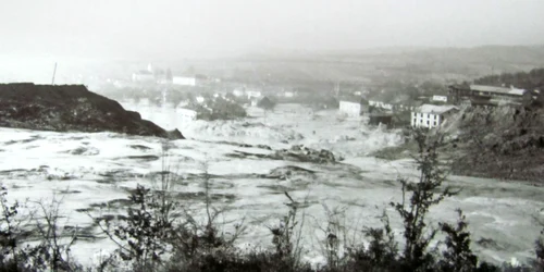 FOTO 4 Certejul inundat de valurile de steril (foto de pe iaz) jpg