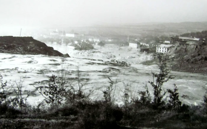 Certejul inundat de valurile de steril (foto de pe iaz). Sursa: dosarul de anchetă Certej 1971.