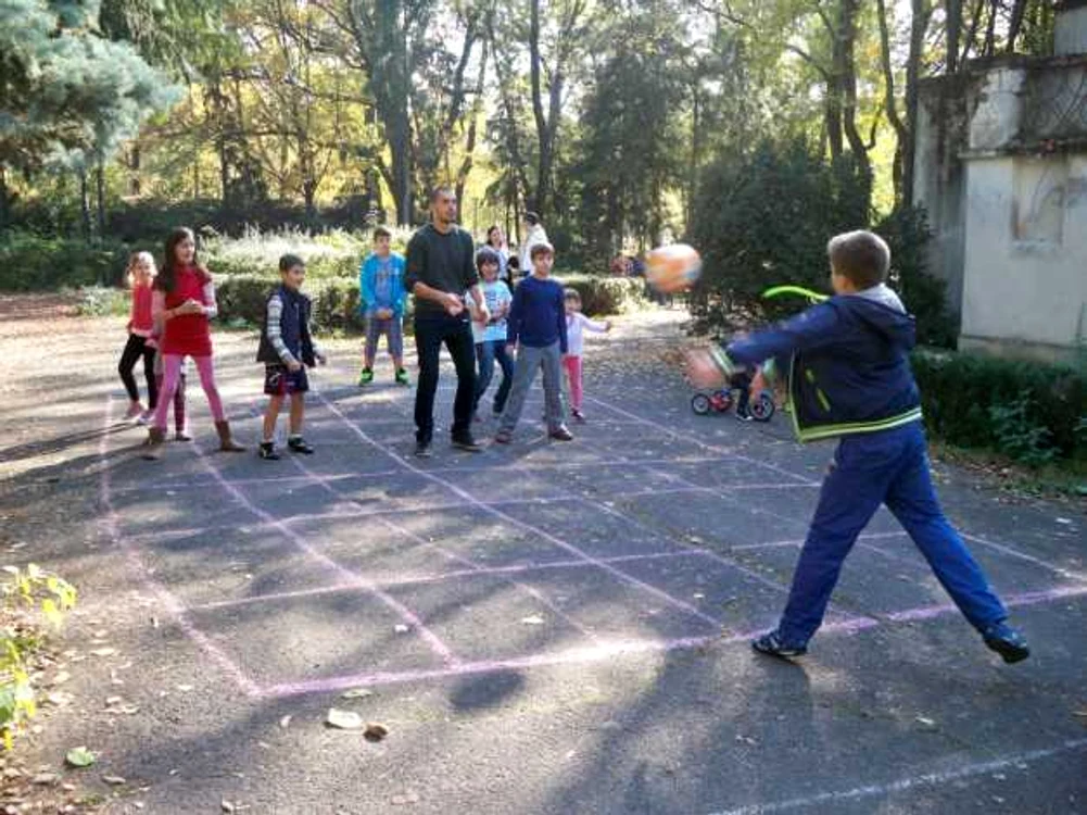 Vânătorii au rolul de a vâna raţele cu mingea