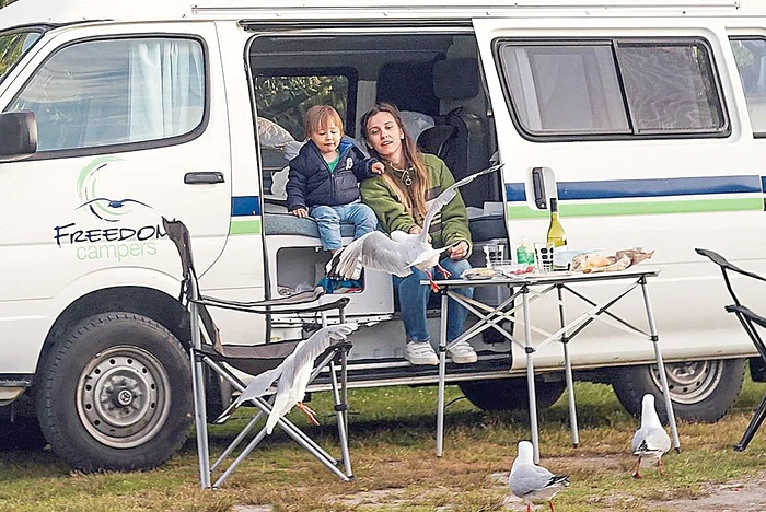 În Noua Zeelandă,  împreună cu fiul  ei Vlad (2 ani)