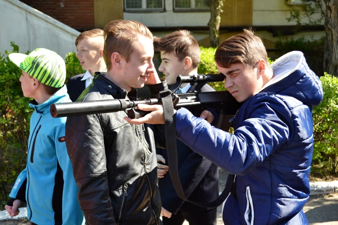 Elevii au fost încântaţi de expoziţia de armament