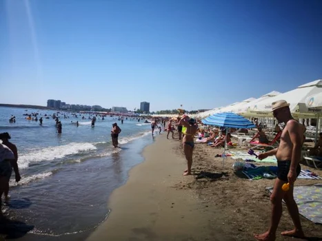 Plaja din Mamaia - bătălia pe un petic de nisip de pe litoral - şezlonguri versus cearşafuri Sursa ABADL