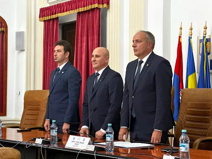 Noul prefect (dreapta) a fost botezat de oficialul MAI FOTO: Facebook Dragoș Marcel Daniel