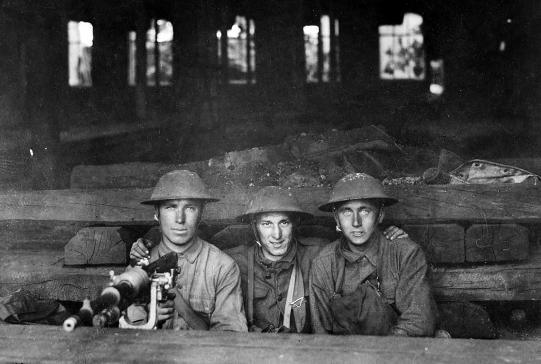 Compania A din Armata SUA,  Ninth Machine Gun Battalion. Trei soldaţi acţionează o mitralieră dintr-un magazin de gară din Chateau Thierry,  Franţa,  pe 7 iunie 1918.