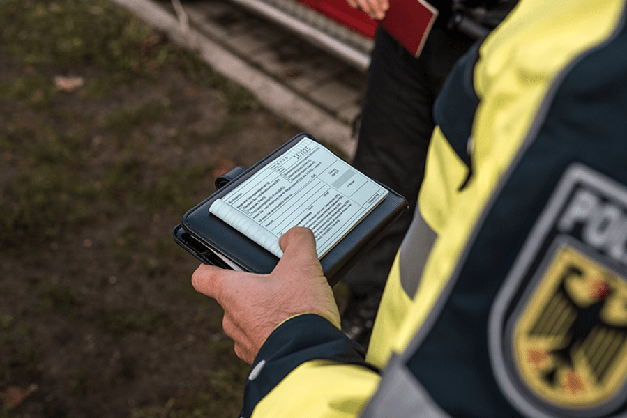 Unde și-a ascuns o moldoveancă buletinul românesc fals. Vameșii germani au observat imediat și au percheziționat-o fără jenă