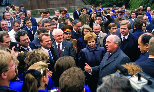 Mihail Gorbaciov, într-o vizită în Berlinul de Est (© Getty Images)