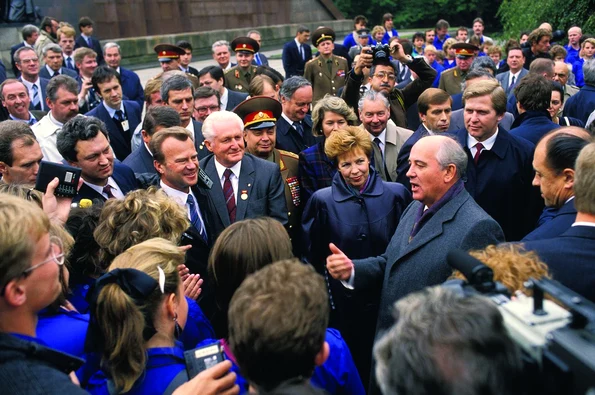 Mihail Gorbaciov, într-o vizită în Berlinul de Est (© Getty Images)