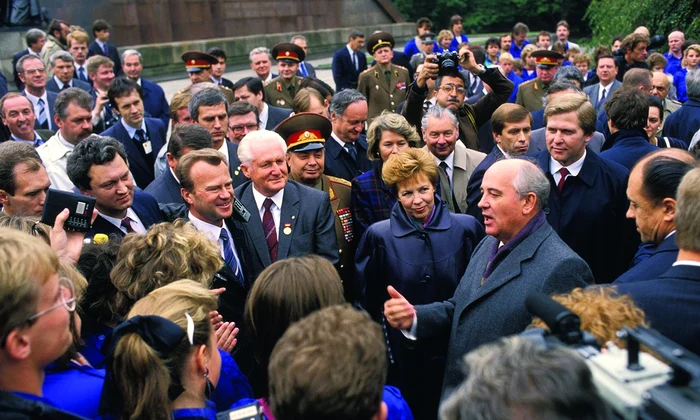 Mihail Gorbaciov, într-o vizită în Berlinul de Est (© Getty Images)