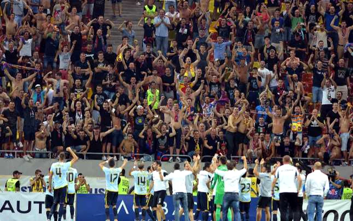 Steliştii se bucură alături de fani, pe Arena Naţională. FOTO: Răzvan Păsărică