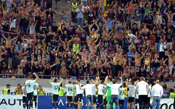 Steliştii se bucură alături de fani, pe Arena Naţională. FOTO: Răzvan Păsărică