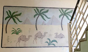 Blocul de Bd Iuliu  Maniu are o pictură  pe faţadă, dar şi în  interior sunt mai  multe tablouri jpeg