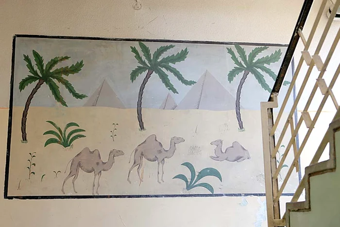 Blocul de Bd Iuliu Maniu are o pictură pe faţadă, dar şi în interior sunt mai multe tablouri