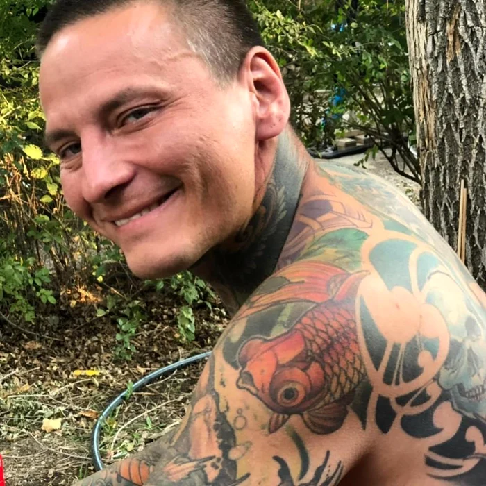 
    Chris Wenzel, 41 de ani, a încetat din viaţă în octombrie şi pielea lui de venit operă de artă  