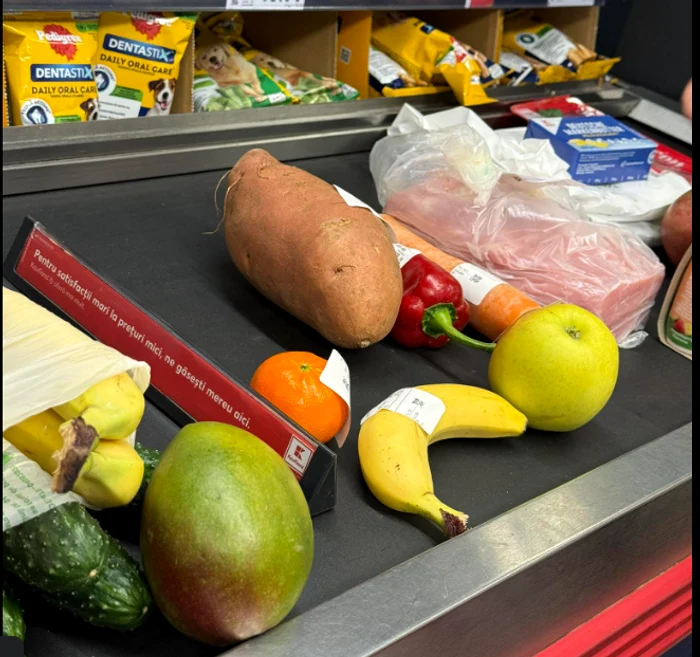 O fotografie surprinsă pe banda unei case de marcat. FOTO: Facebook / Ioana Alexandrina Cirstea