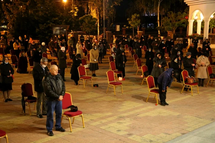 Credincioşii au respectat regulile de distanţare socială FOTO: Arhiepiscopia Buzăului şi Vrancei