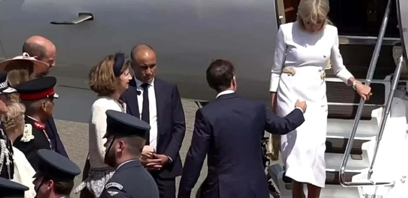 Emmanuel Macron, lăsat de soţia sa să aştepte cu mâna întinsă. FOTO: captură video