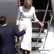 emmanuel macron lasat cu mana intansa de briggite captura video jpg
