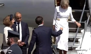 emmanuel macron lasat cu mana intansa de briggite captura video jpg