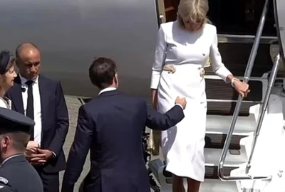 emmanuel macron lasat cu mana intansa de briggite captura video jpg