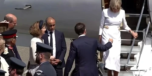 emmanuel macron lasat cu mana intansa de briggite captura video jpg