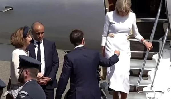 emmanuel macron lasat cu mana intansa de briggite captura video jpg