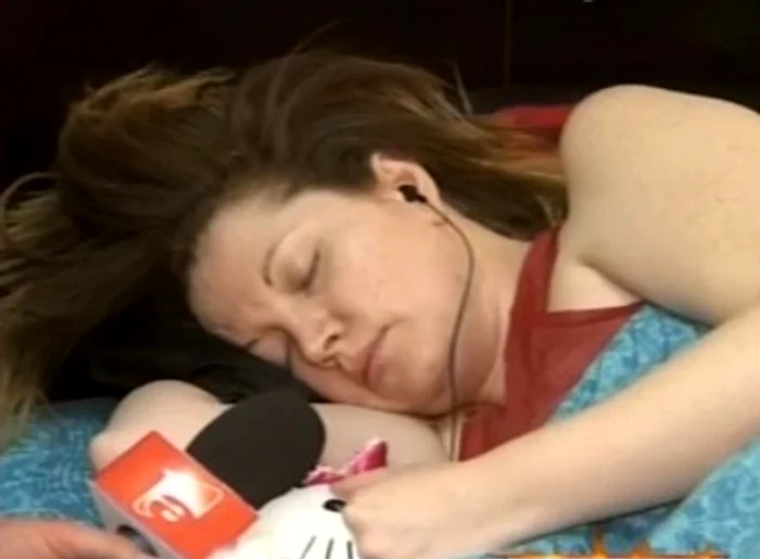 Oana Lis a acordat interviul din pat, cu ochii închișiFoto: Captură Antena 1