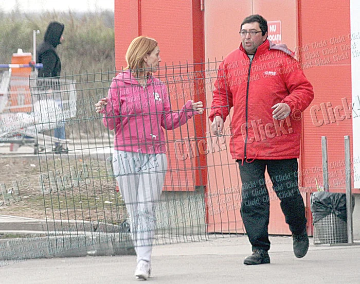 Dana Petrescu a fost ajutată de un angajat să încarce gardul în maşină
