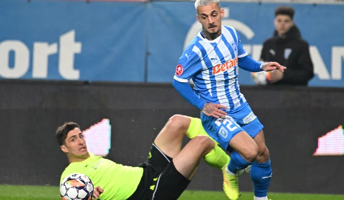 Alexandru Mitriță (albastru), decisiv la ultima victorie a lui CSU Craiova (FOTO: Sportpictures)