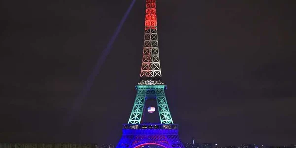 Turnul Eiffel din Paris Franţa este luminat în culorile unui curcubeu în onoarea victimelor ucise în clubul gay Pulse din Orlando Oamenii au adus bannere steaguri şi lumânări la Place Trocadero FOTO AP / Martin Meissner