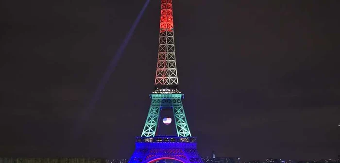 Turnul Eiffel din Paris Franţa este luminat în culorile unui curcubeu în onoarea victimelor ucise în clubul gay Pulse din Orlando Oamenii au adus bannere steaguri şi lumânări la Place Trocadero FOTO AP / Martin Meissner