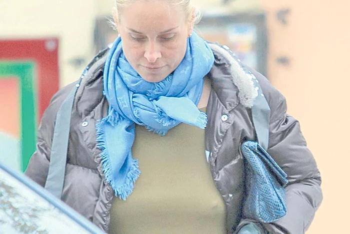 La scurt timp de la intervenţie, mândră de noul ei bust, Margherita a participat la o şedinţă foto alături de Click! (Fotografii: Click!)