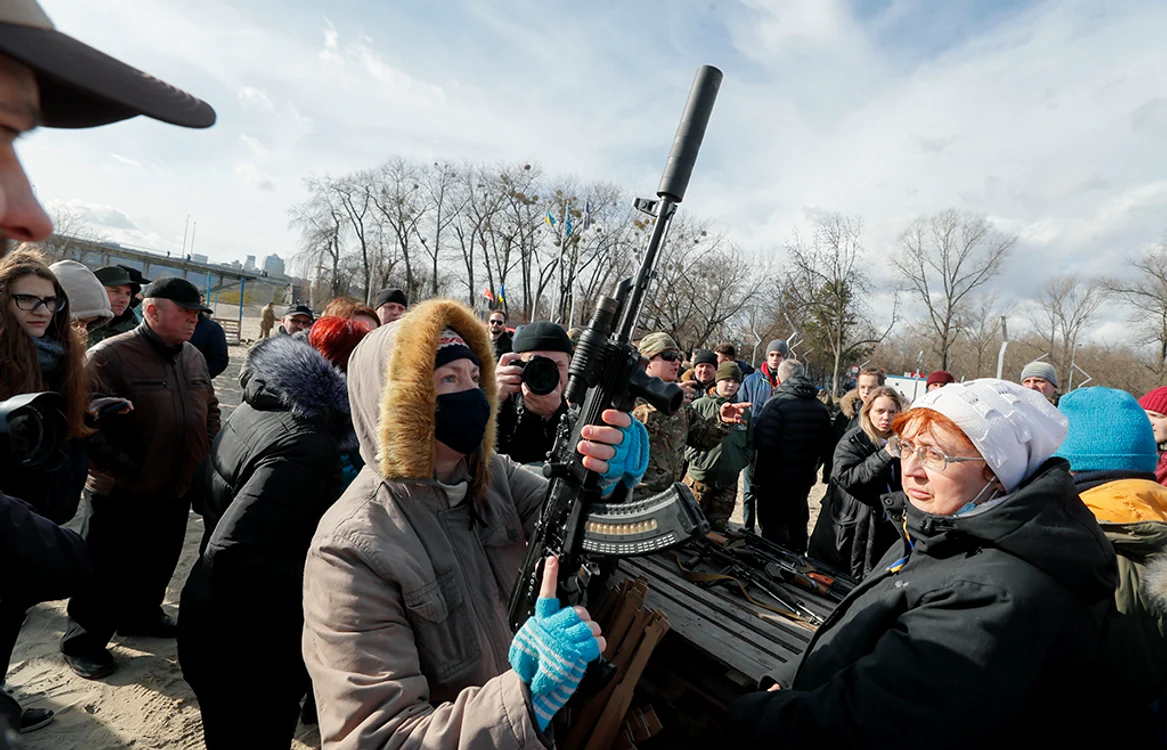 Civilii din Kiev s-au strâns  duminică în număr mare  ca să înveţe să tragă cu arma