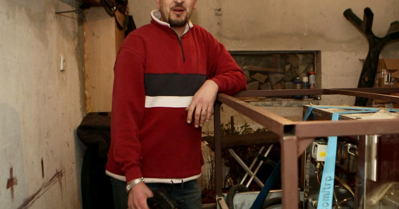 Florin Pintea curăţă maşinile ecologic, cu ajutorul unui pistol cu aburi
