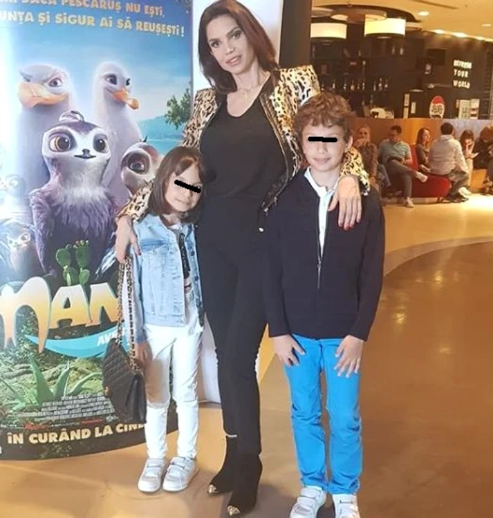 Cristina Spătar, alături de cei doi copii 