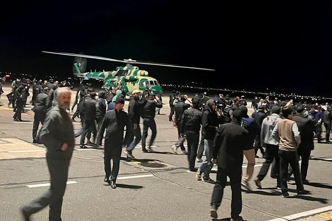 Sute de bărbați au pătruns pe aeroportul din Mahacikala FOTO Profimedia