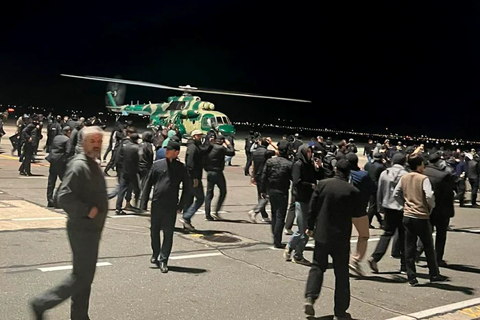 Sute de bărbați au pătruns pe aeroportul din Mahacikala FOTO Profimedia