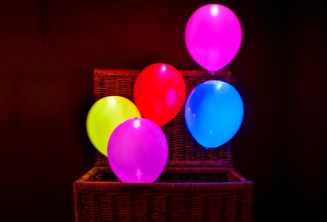 Aceste baloane cu led pot constitui un alt dar printre diversele cadouri de Valentine’s Day pentru ea