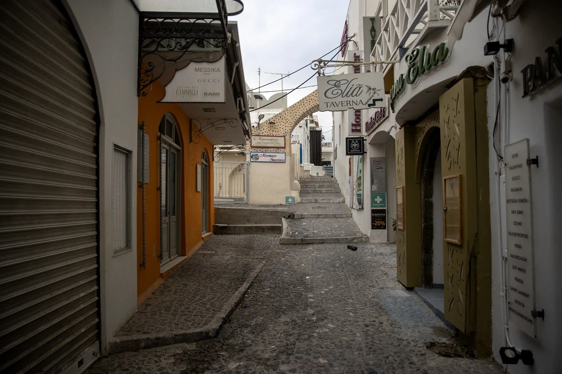 Stradă pustie în Santorini