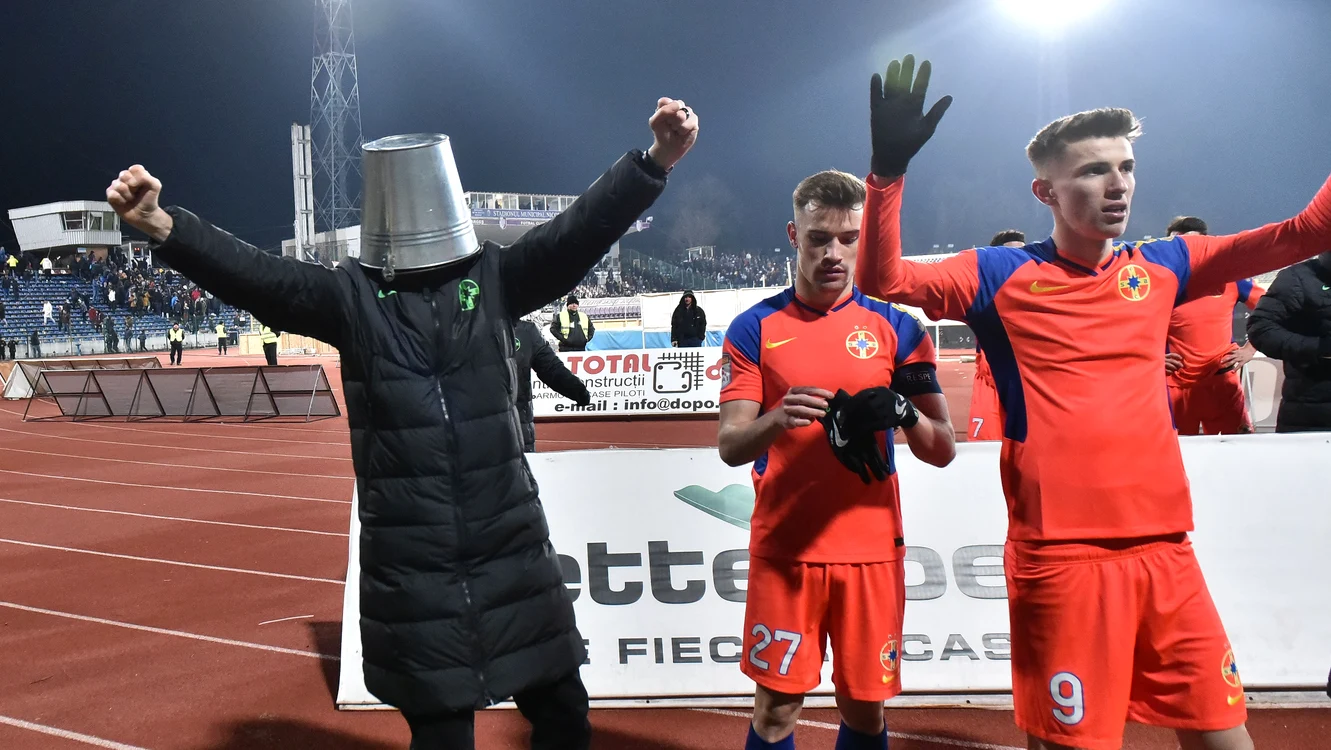 Mihai Stoica, atitudine de manager general. Foto Sportpictures