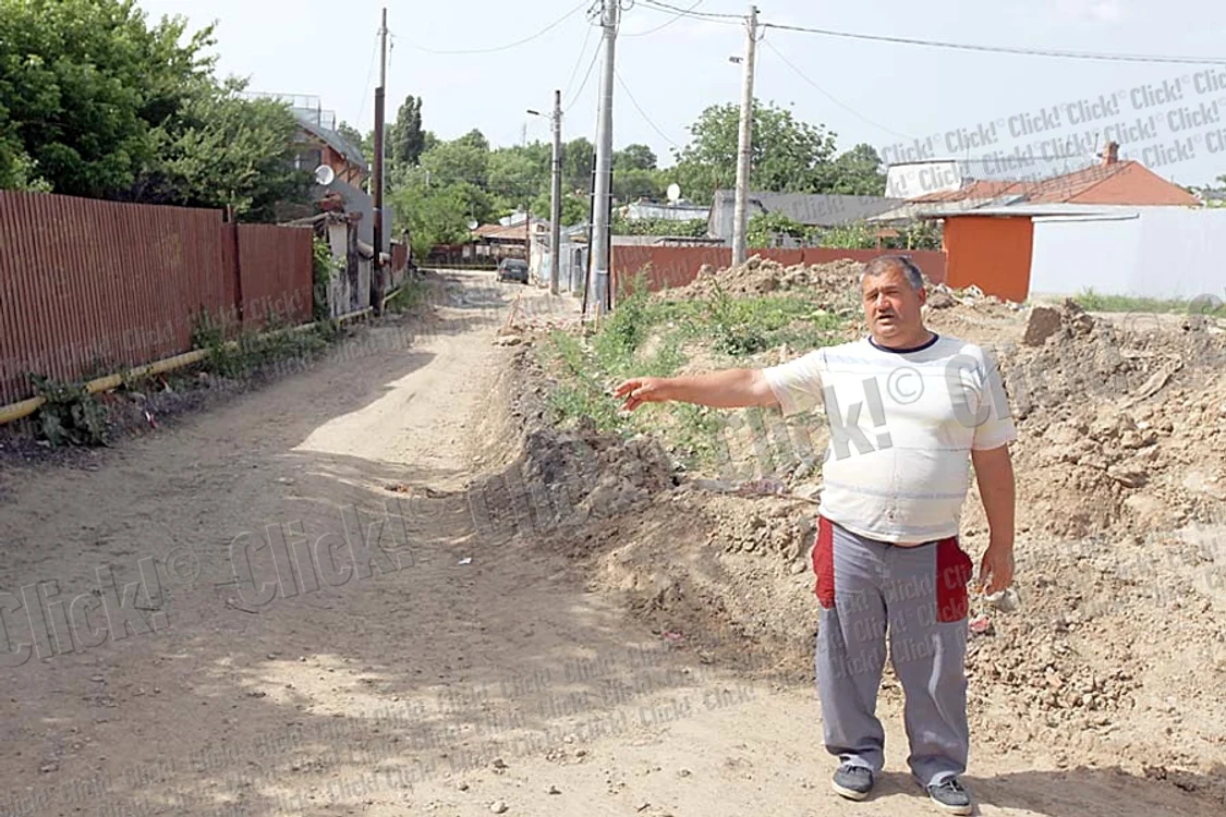 Străzi «bombardate»: Acest şofer bucureştean a decis că e mai bine să o ia pe trotuar decât să-şi distrugă maşina prin gropile de pe strada Drumul Săbăreni (Fotografii: Sever Gheorghe)