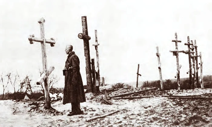 Soldat rus, într-un cimitir din Primul Război Mondial (surse foto: Guliver/Getty Images, Guliver/AFP, colecţia Valentin Tomuleţ, Arhiva Naţională a Republicii Moldova, Biblioteca Academiei Române, Cabinetul de Stampe al Academiei Române, colecţia Vir
