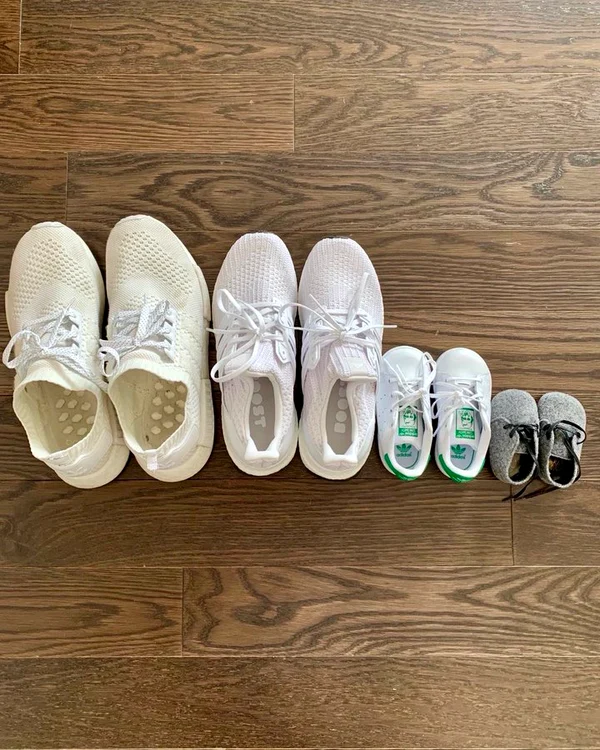 Bastian a publicat o imagine cu patru perechie de pantofi