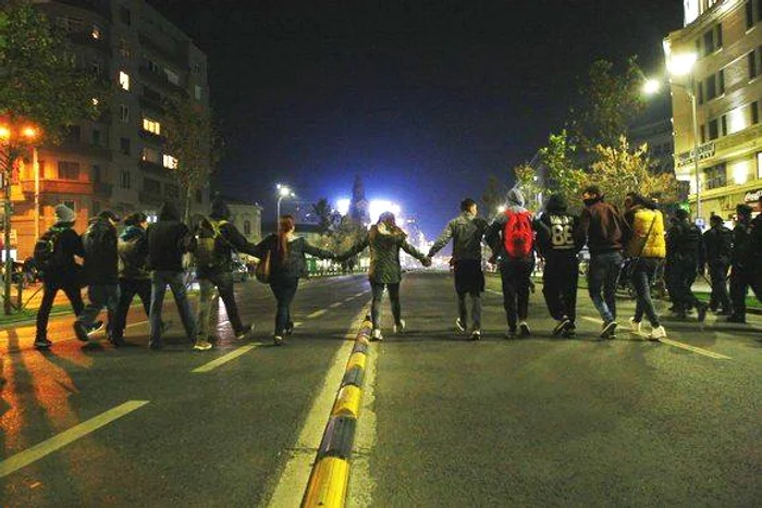 
    Klaus Iohannis nu a specificat la ce oră va veni în mijlocul protestatarilor  