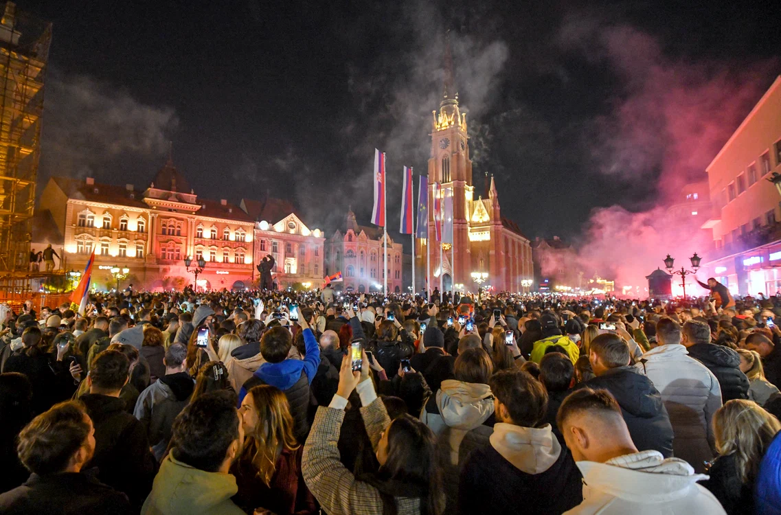 Oamenii sărbătoresc în stradă la Belgrad