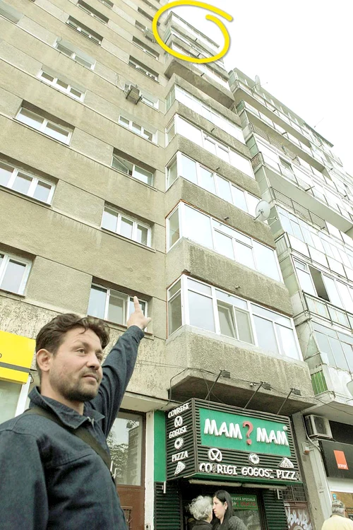 
    Ştefan (31 de ani) este  alpinist utilitar şi va repara  balcoanele scorojite  