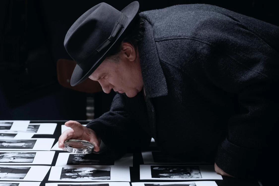 Gerard Depardieu, într-o scenă din film, în rolul comisarului Maigret FOTO Pascal Chantier