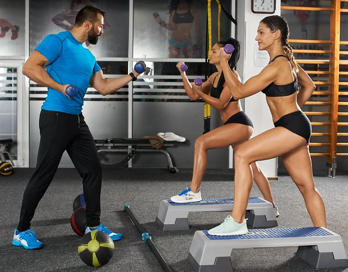 Din ce în ce mai mulți români merg la sala de fitness unde lucreză cu un antrenorFoto: xtremefitness.ro